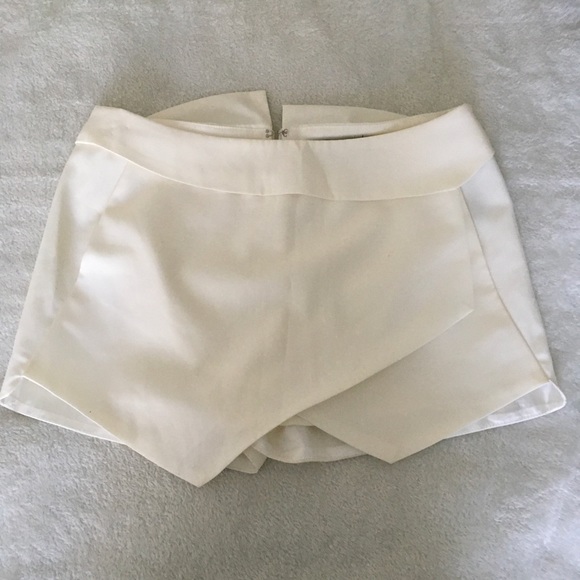 Women’s Solid White Asymmetrical Skort Forever 21 Size M - Picture 5 of 13